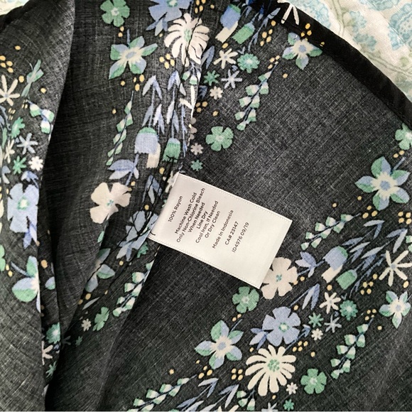 Talbots Tie Neck Smocked Floral Black Popover Top Size-Large - Picture 7 of 7